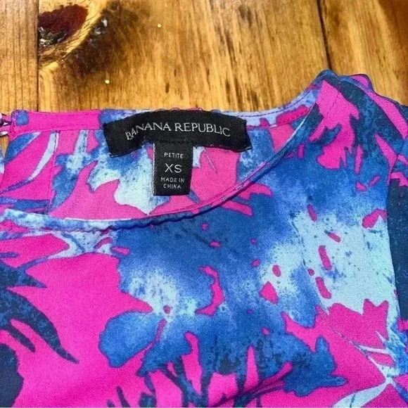 Banana Republic Colorful Floral blouse with capped sleeves, keyhole in back. - Picture 7 of 7